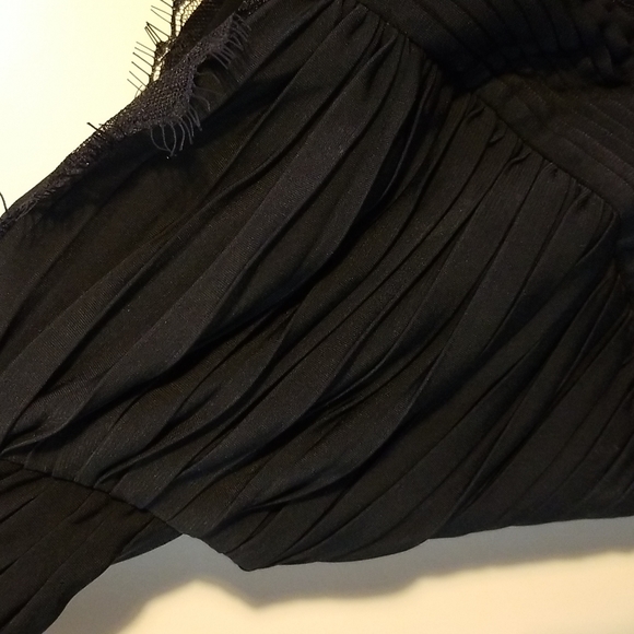 Goegeous Black Dress with Lace and Pleat detailing 💃🏼 - Picture 6 of 8